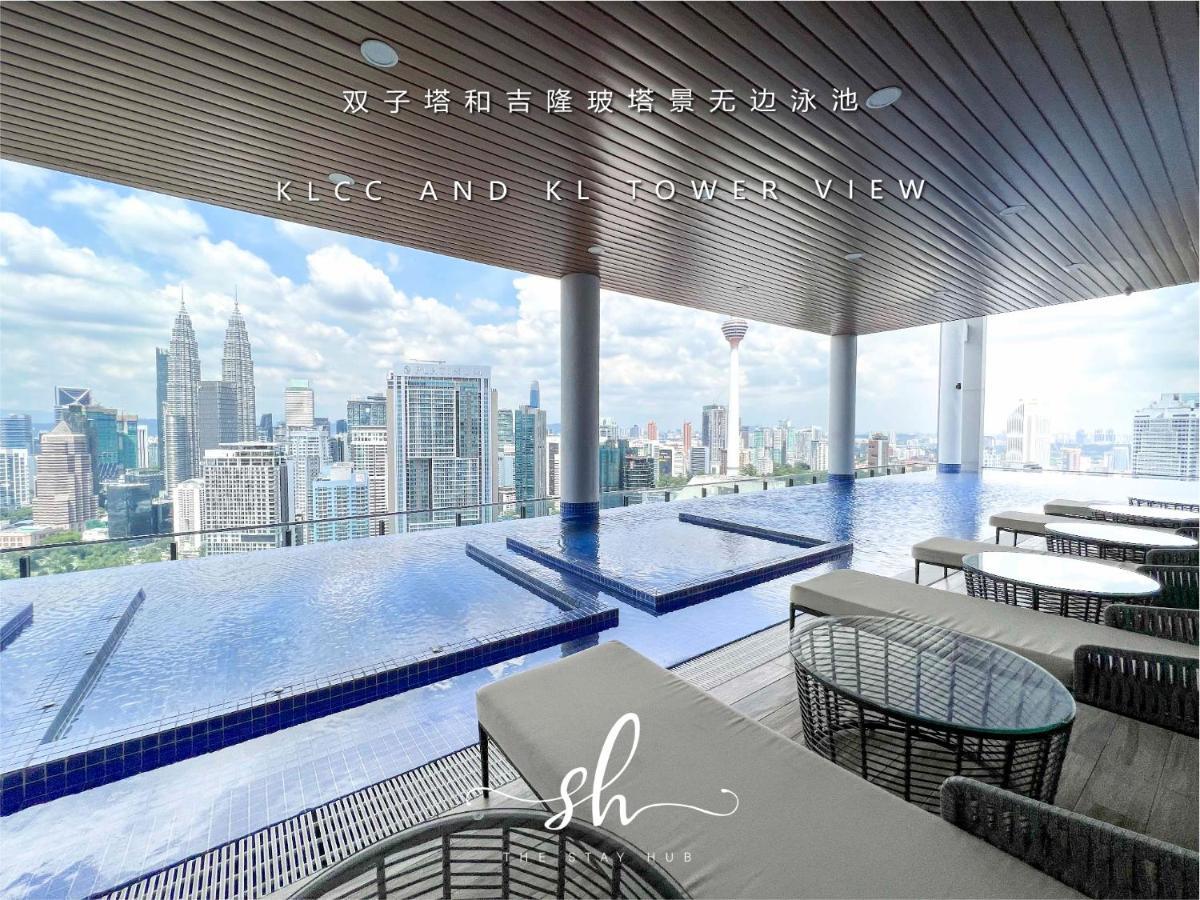 Appartamento The Luxe Klcc View Sky Pool Kuala Lumpur Esterno foto