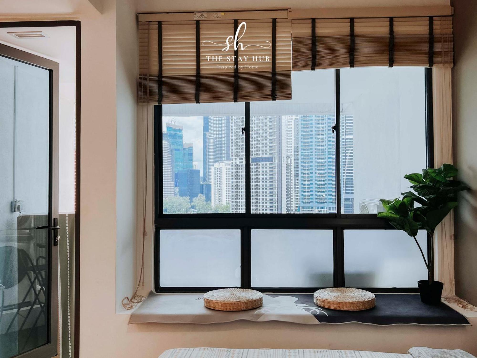 Appartamento The Luxe Klcc View Sky Pool Kuala Lumpur Esterno foto