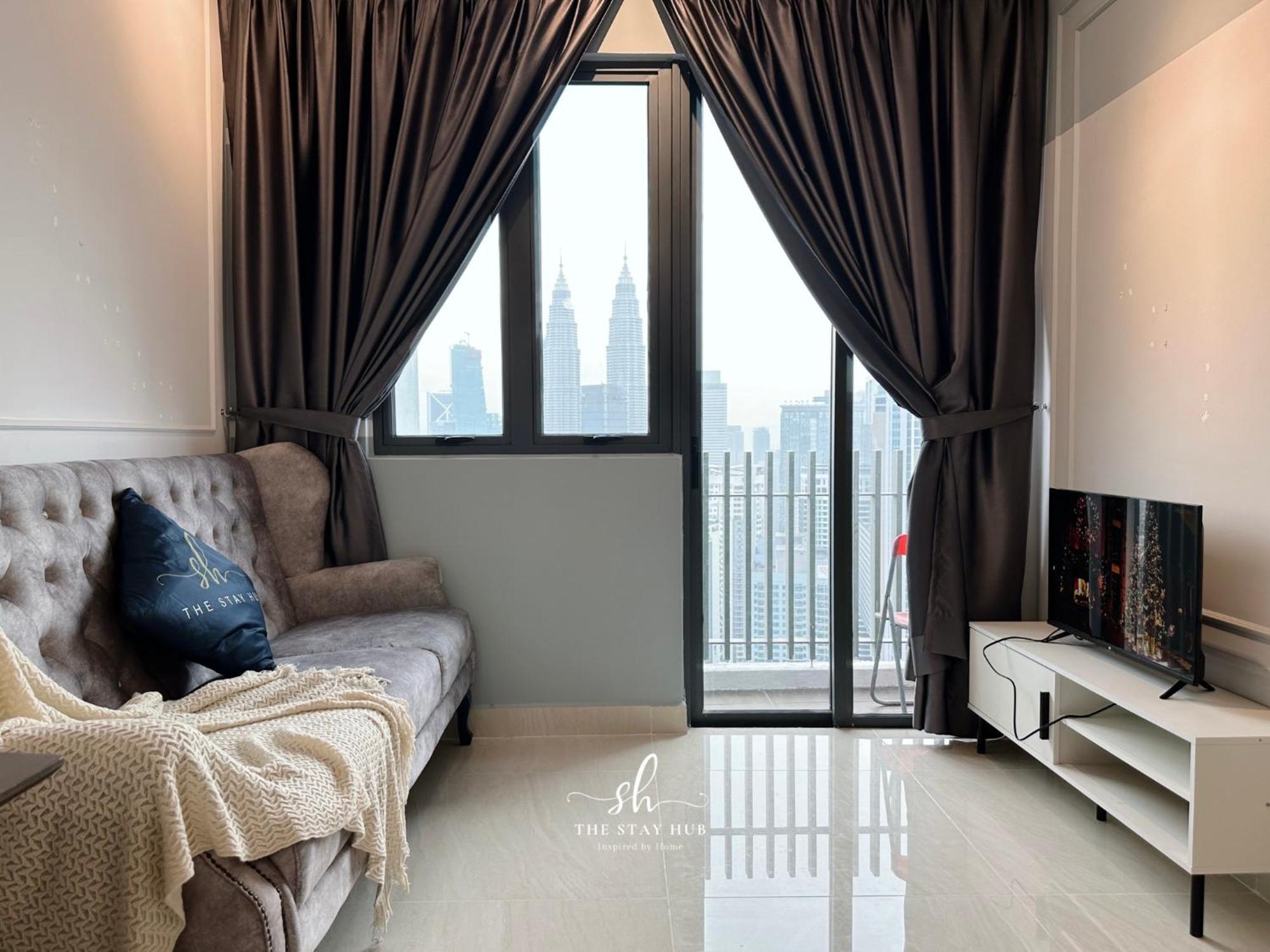 Appartamento The Luxe Klcc View Sky Pool Kuala Lumpur Esterno foto