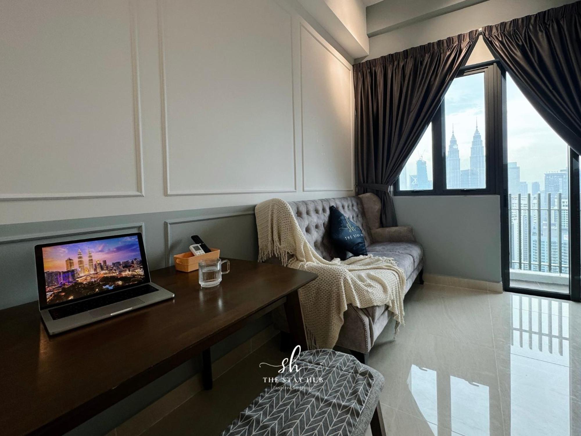 Appartamento The Luxe Klcc View Sky Pool Kuala Lumpur Esterno foto