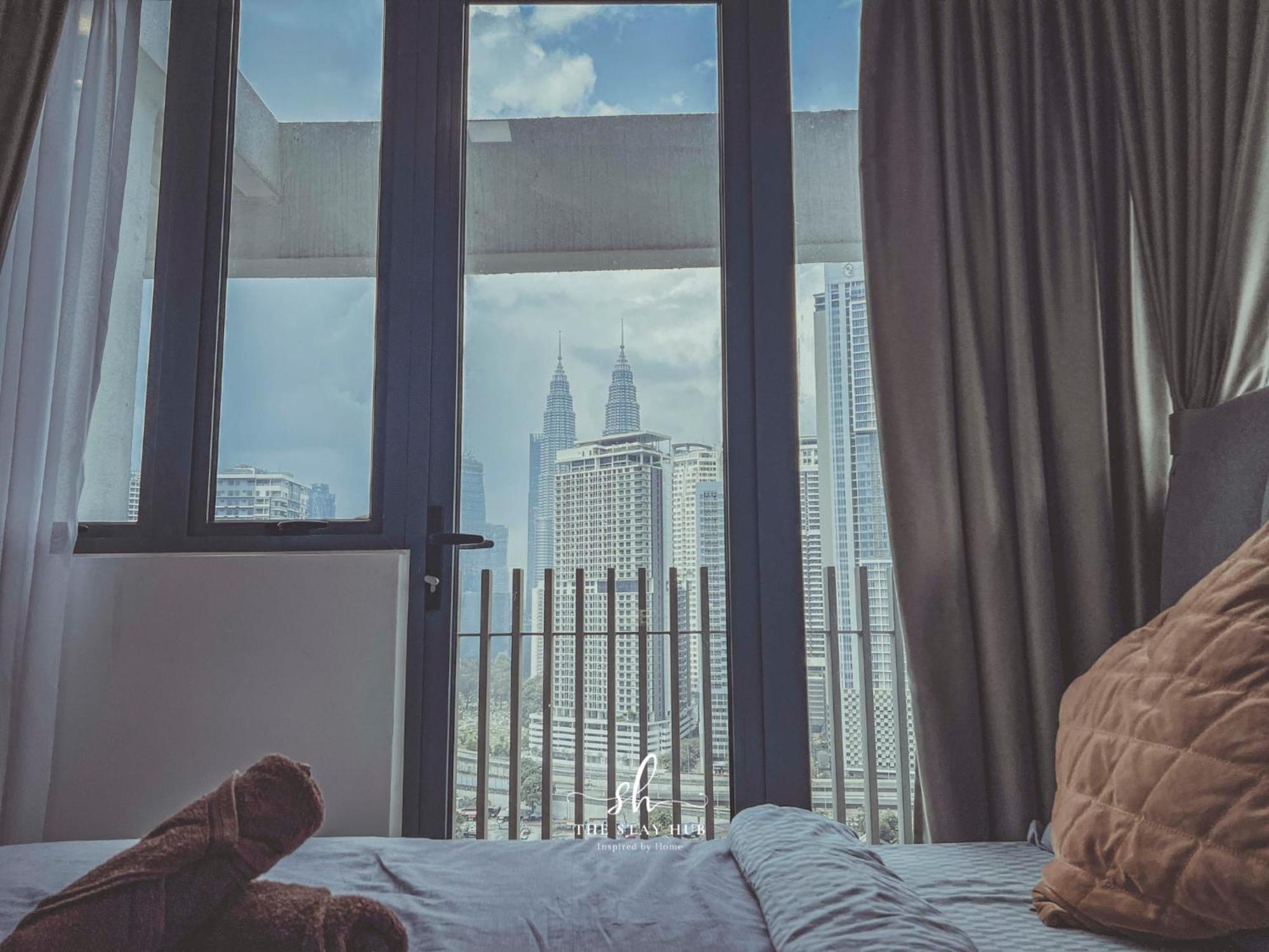 Appartamento The Luxe Klcc View Sky Pool Kuala Lumpur Esterno foto
