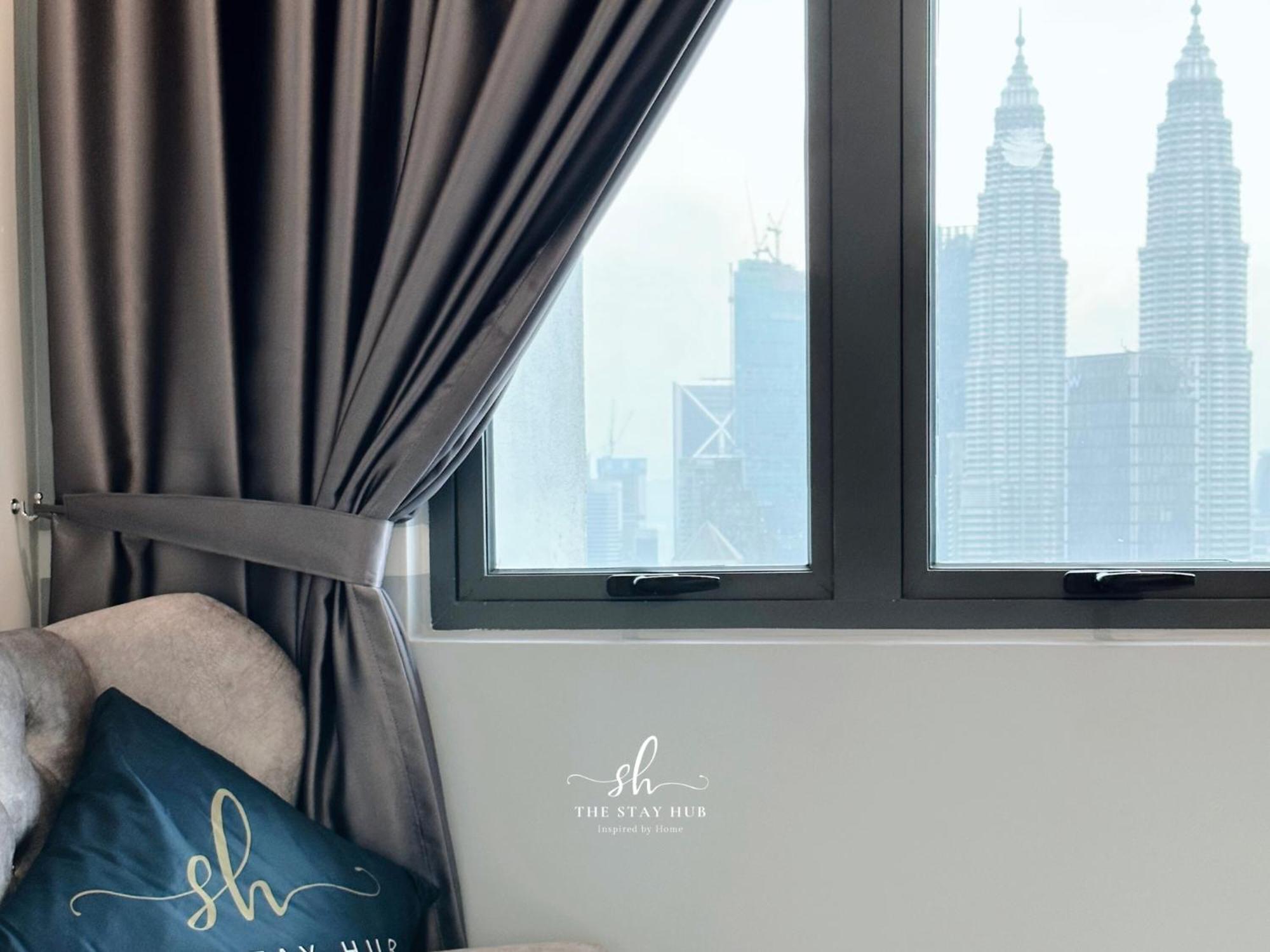 Appartamento The Luxe Klcc View Sky Pool Kuala Lumpur Esterno foto