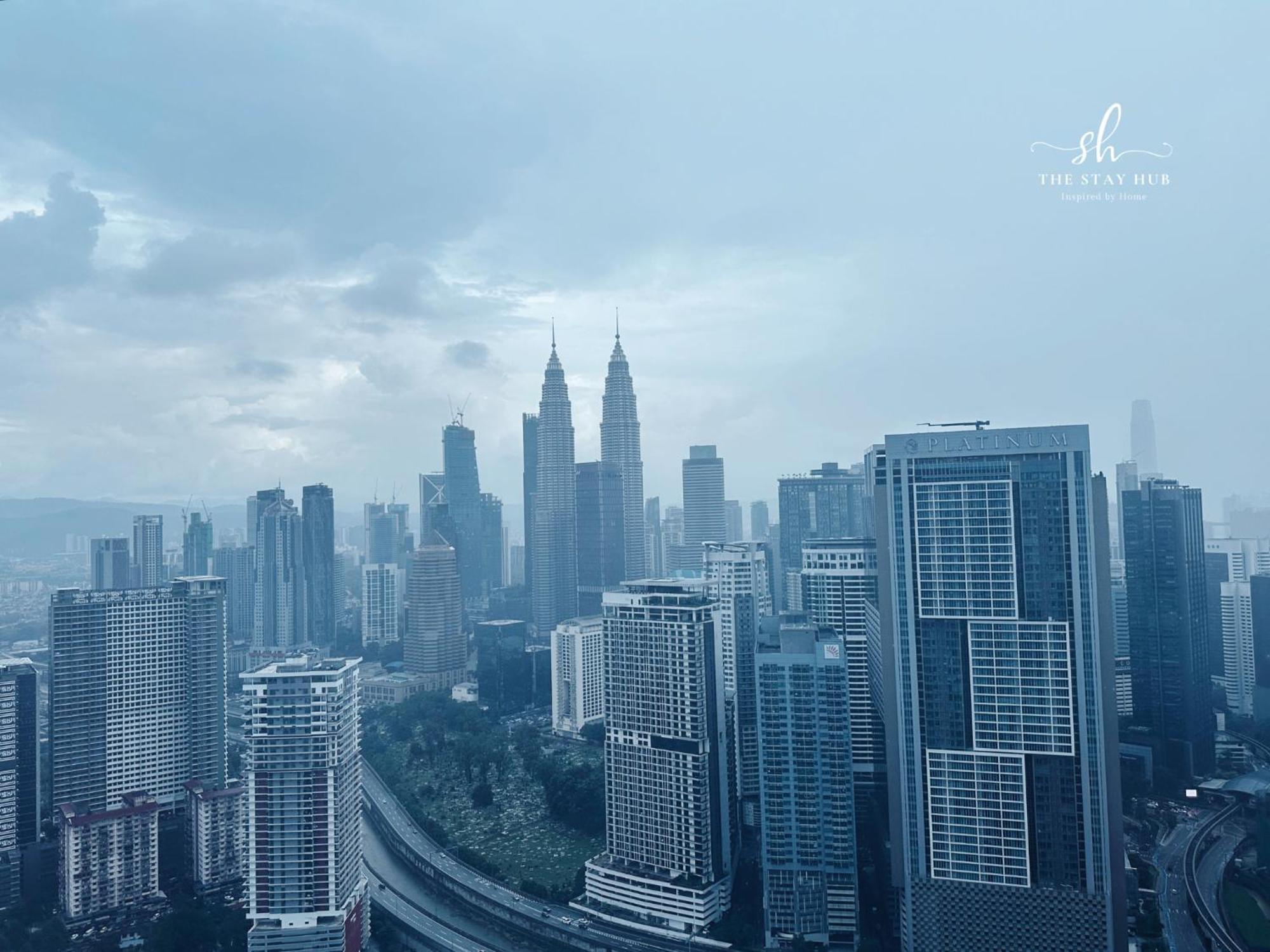 Appartamento The Luxe Klcc View Sky Pool Kuala Lumpur Esterno foto
