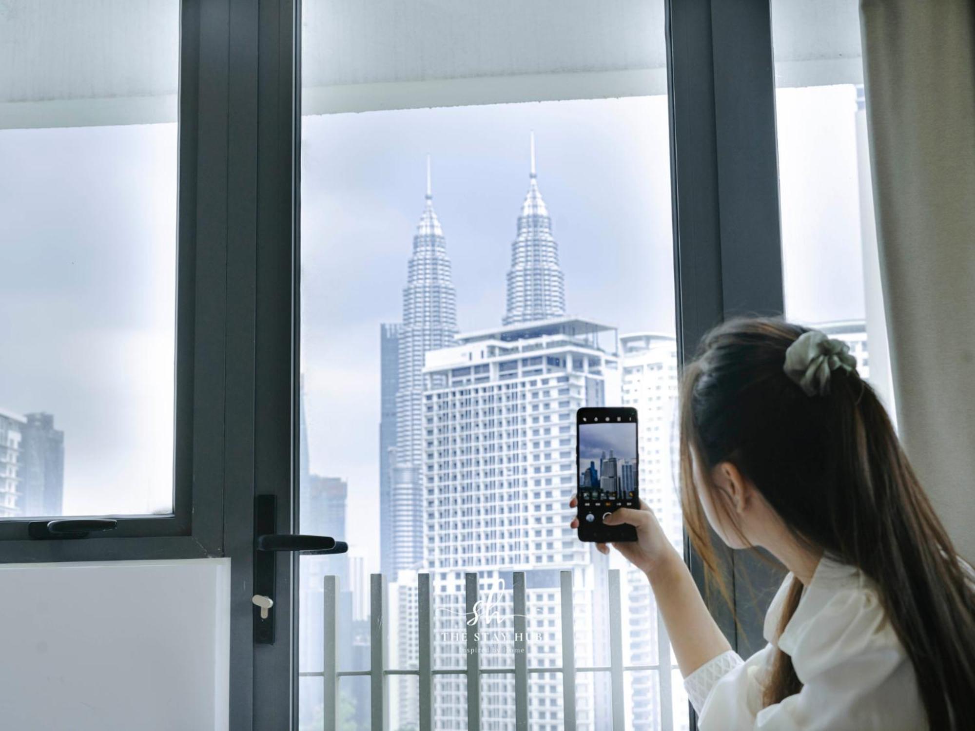 Appartamento The Luxe Klcc View Sky Pool Kuala Lumpur Esterno foto