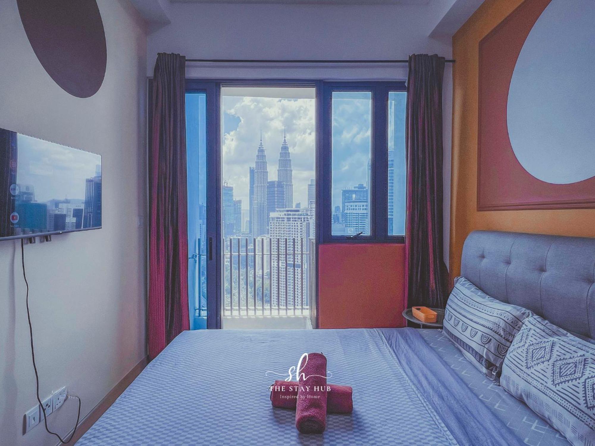 Appartamento The Luxe Klcc View Sky Pool Kuala Lumpur Esterno foto