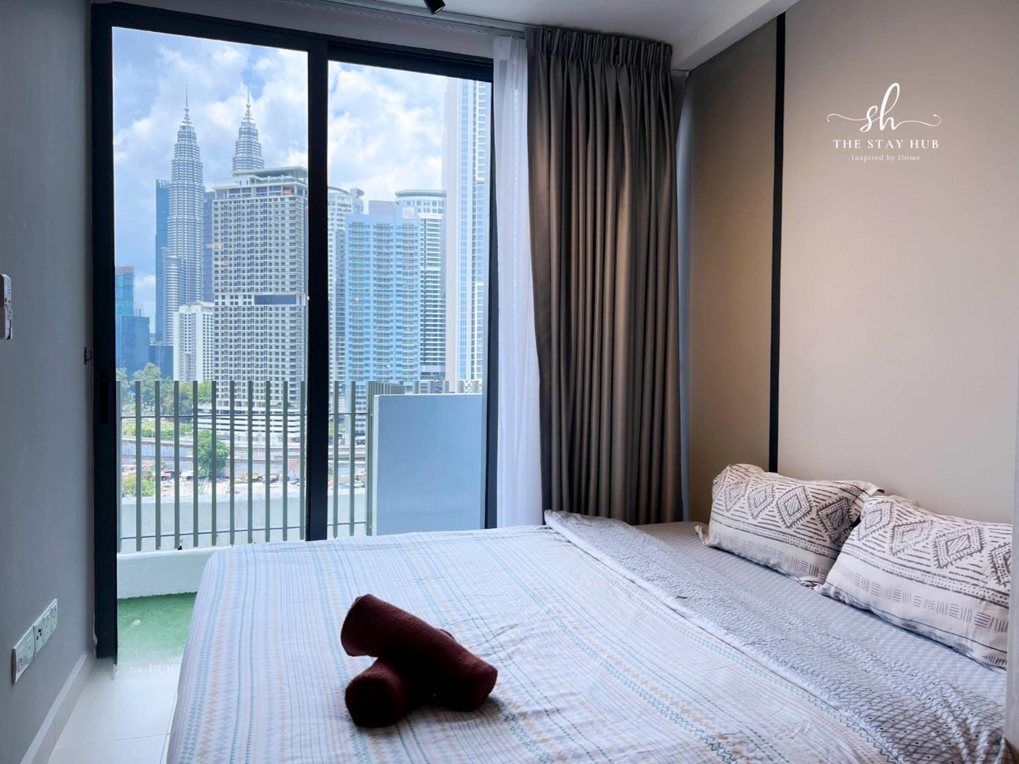 Appartamento The Luxe Klcc View Sky Pool Kuala Lumpur Esterno foto