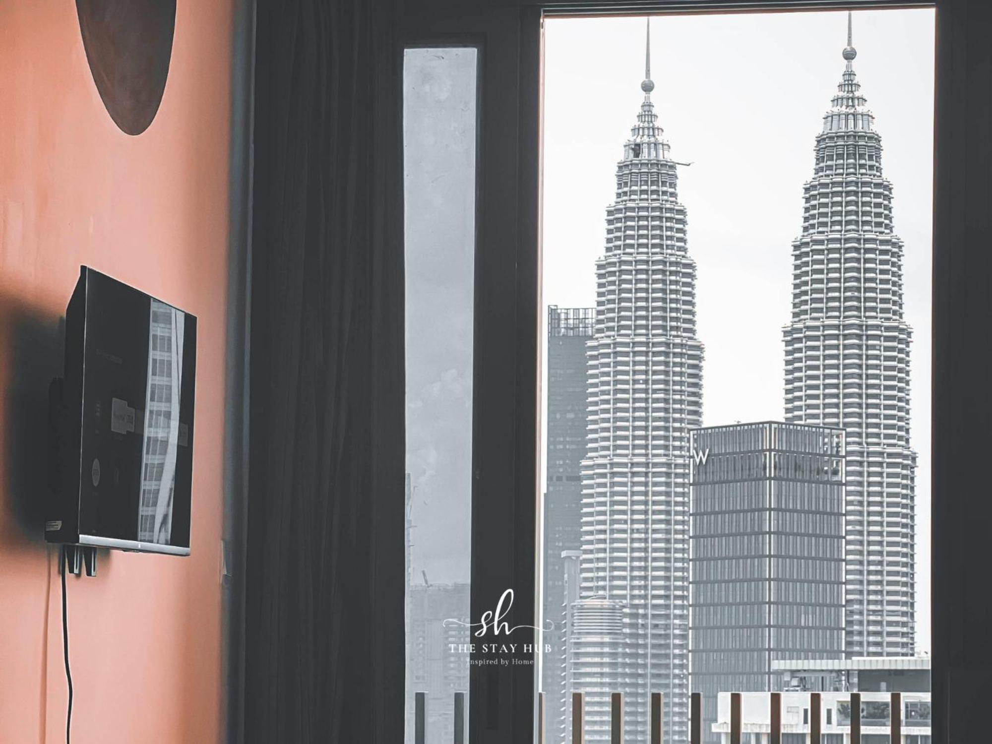 Appartamento The Luxe Klcc View Sky Pool Kuala Lumpur Esterno foto