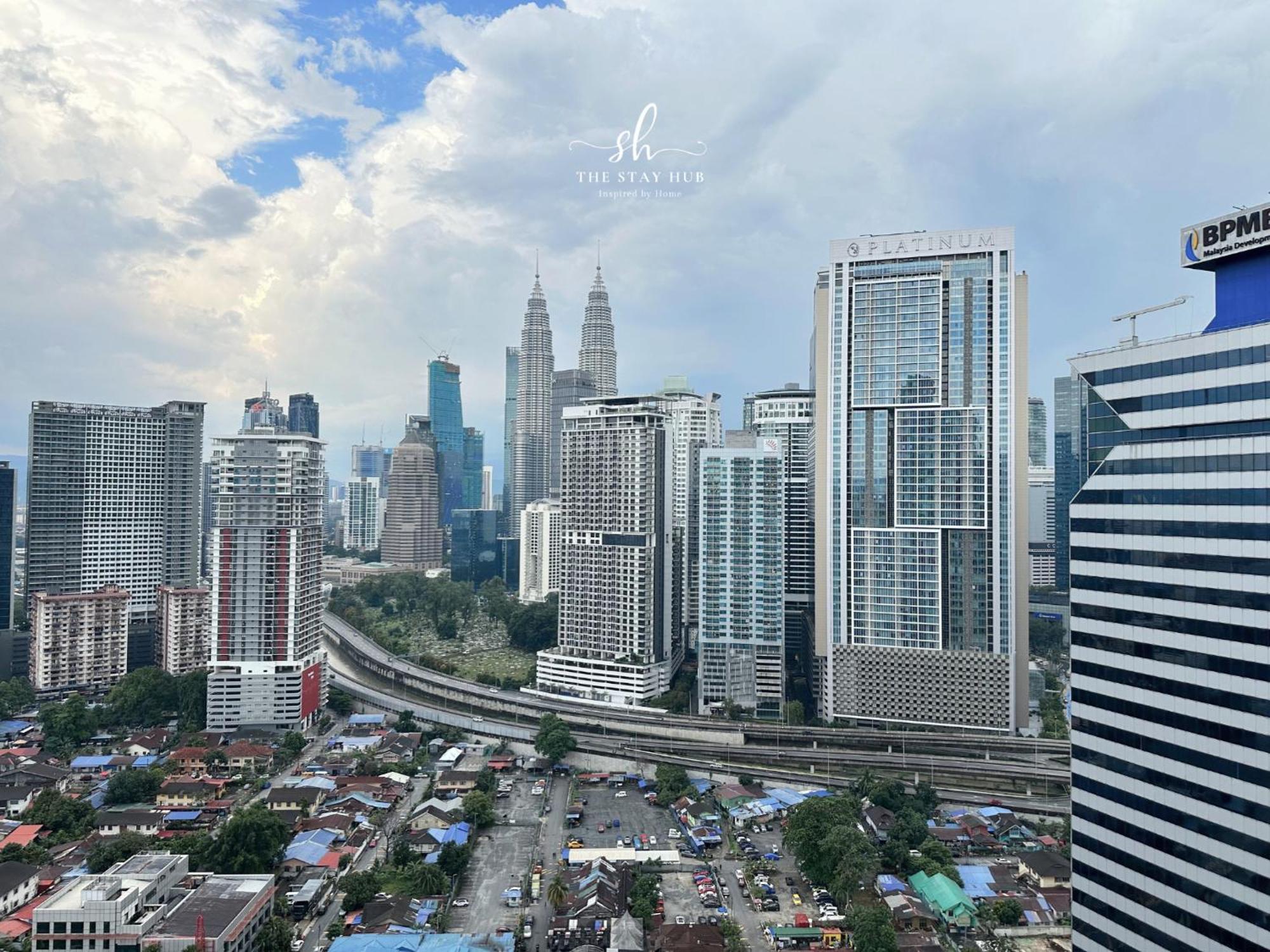 Appartamento The Luxe Klcc View Sky Pool Kuala Lumpur Esterno foto