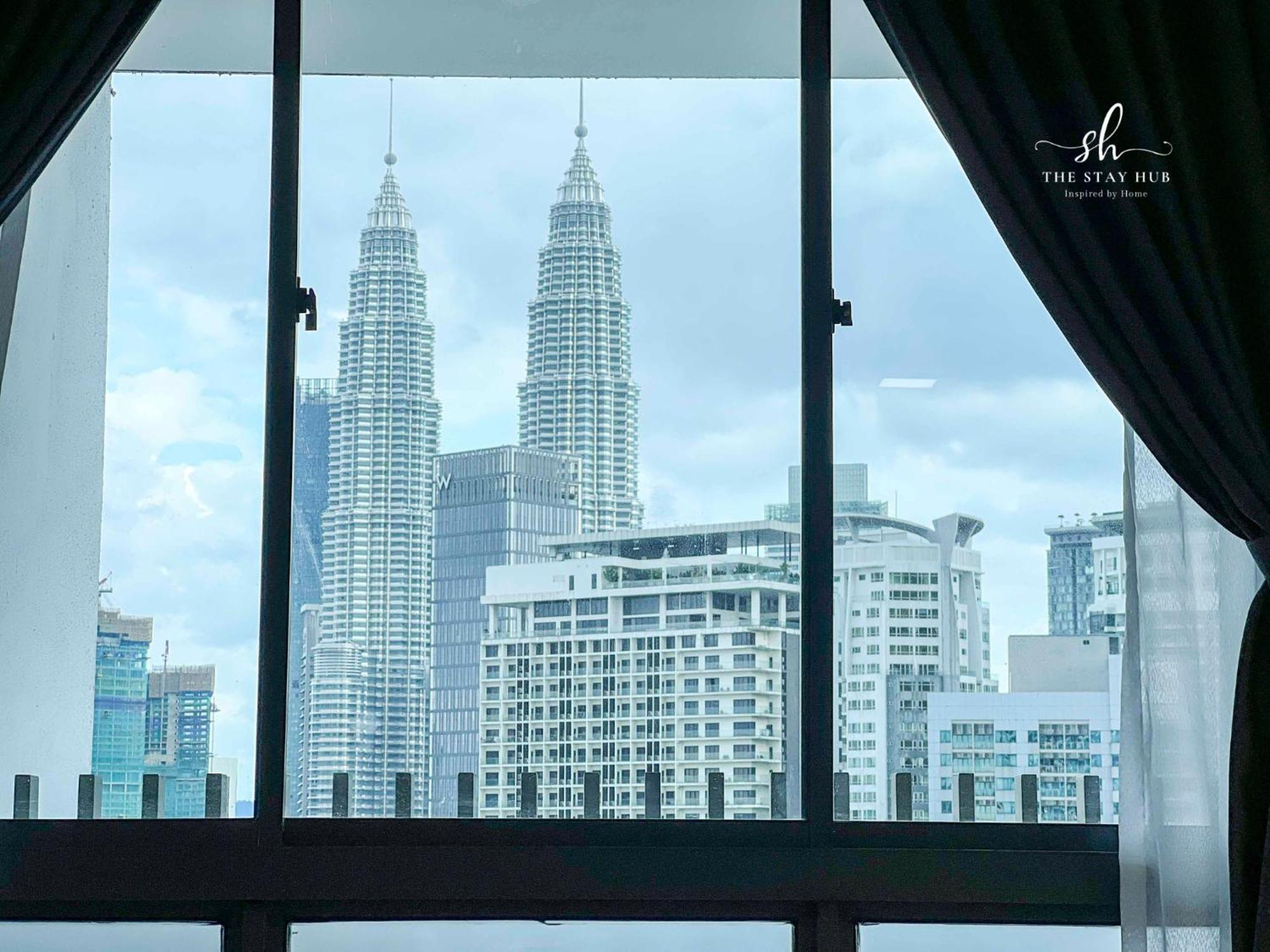 Appartamento The Luxe Klcc View Sky Pool Kuala Lumpur Esterno foto
