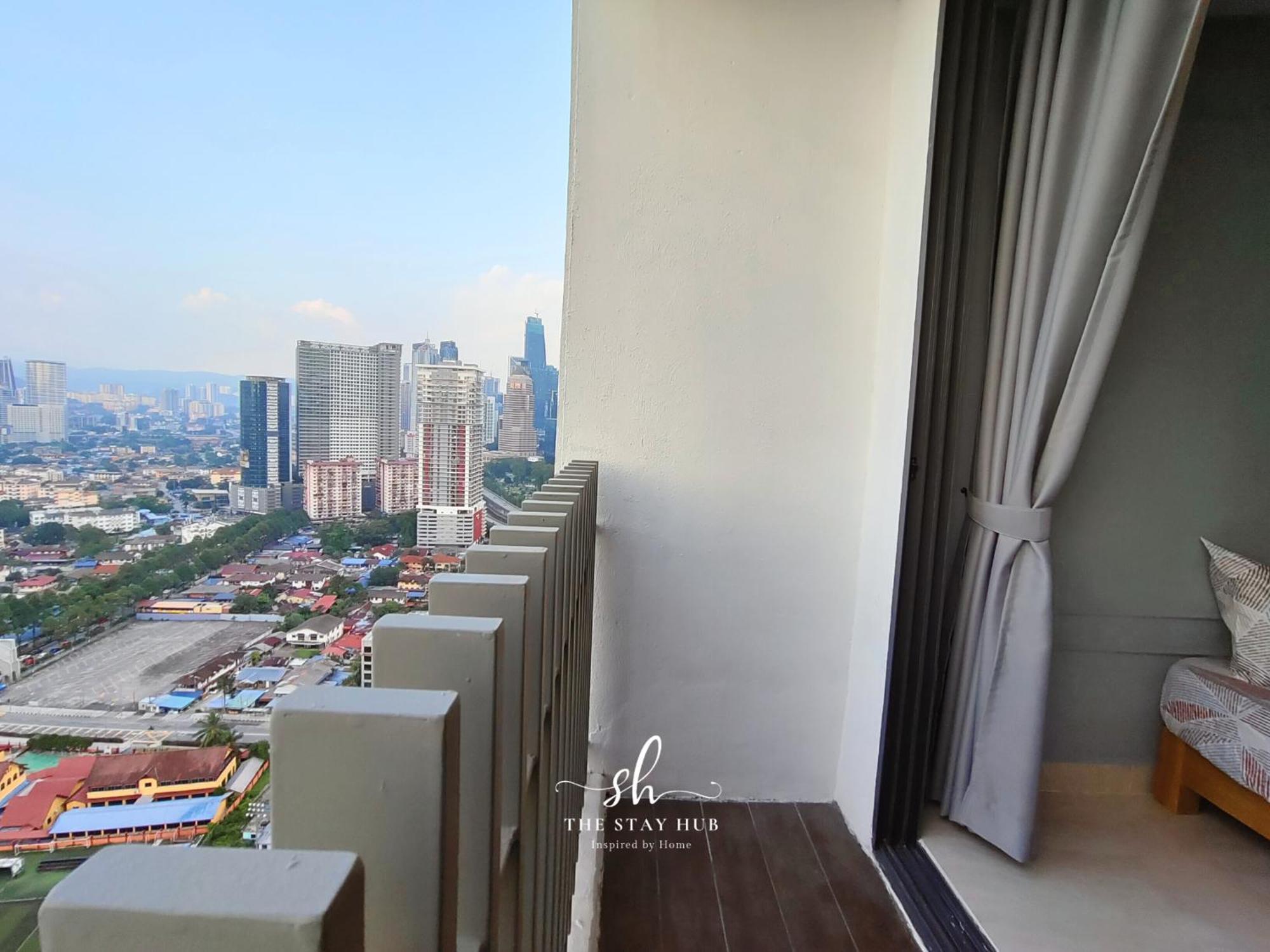 Appartamento The Luxe Klcc View Sky Pool Kuala Lumpur Esterno foto