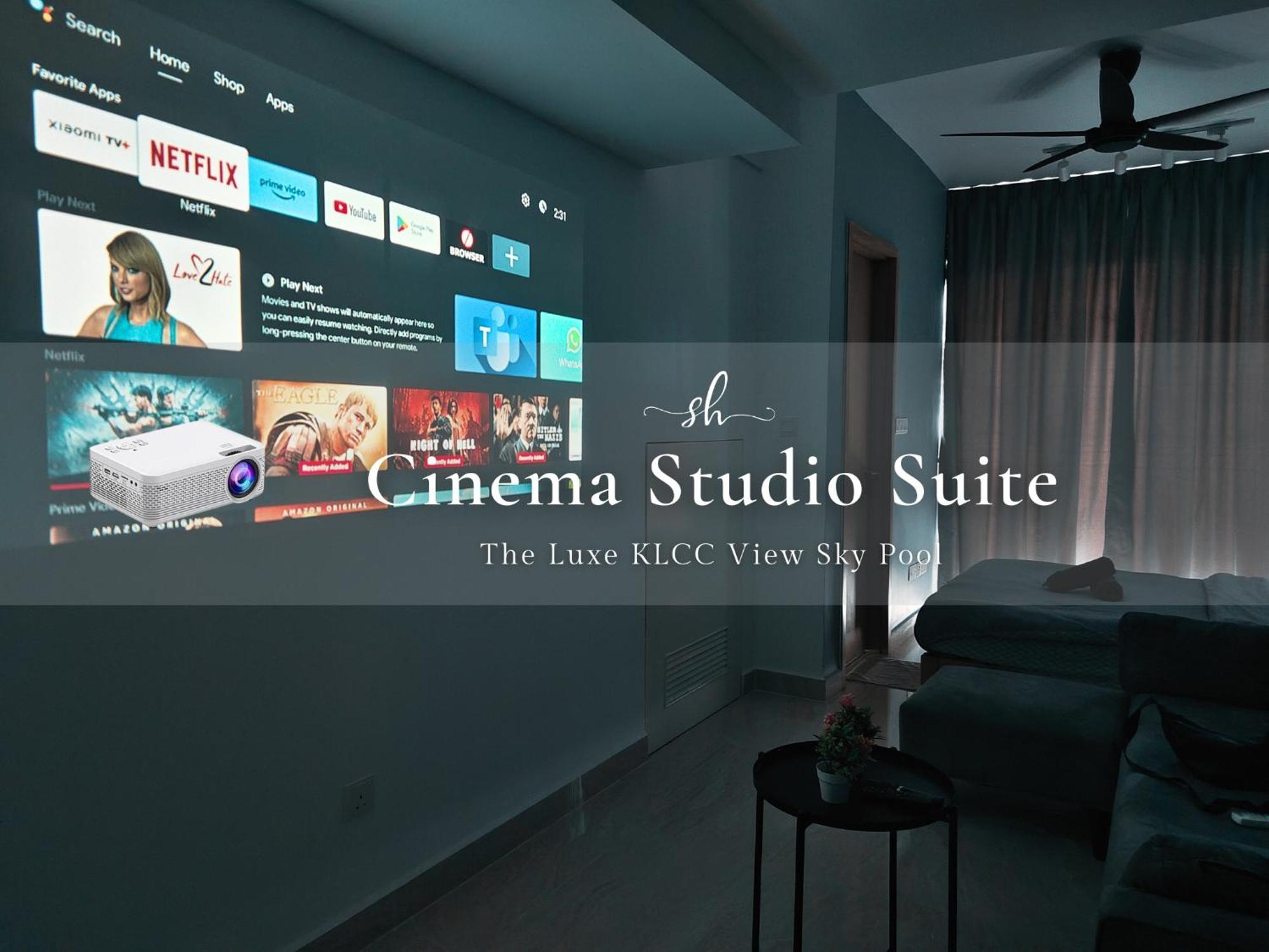 Appartamento The Luxe Klcc View Sky Pool Kuala Lumpur Esterno foto